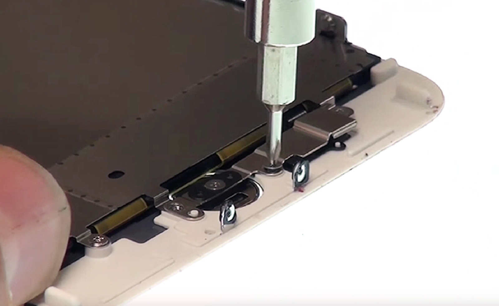 Changement d'écran complet pré-monté (châssis+vitre+LCD) sur iPhone 7 Plus photo 2